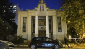 Ελεύθερος ο ύποπτος για την επίθεση εναντίον ιερέα στη Γαλλία