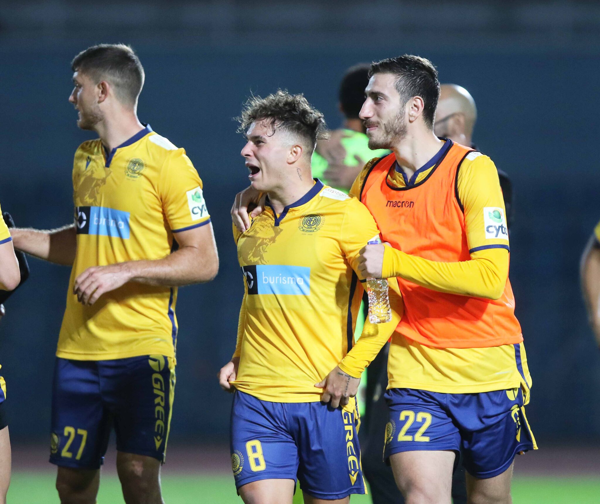 ΑΕΛ για… φίλημα