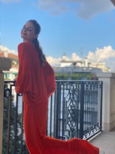 Η OLIVIA PALERMO ΦΟΡΑΕΙ TOMMY HILFIGER  ΣΤΑ DIGITAL GREEN CARPET  FASHION AWARDS