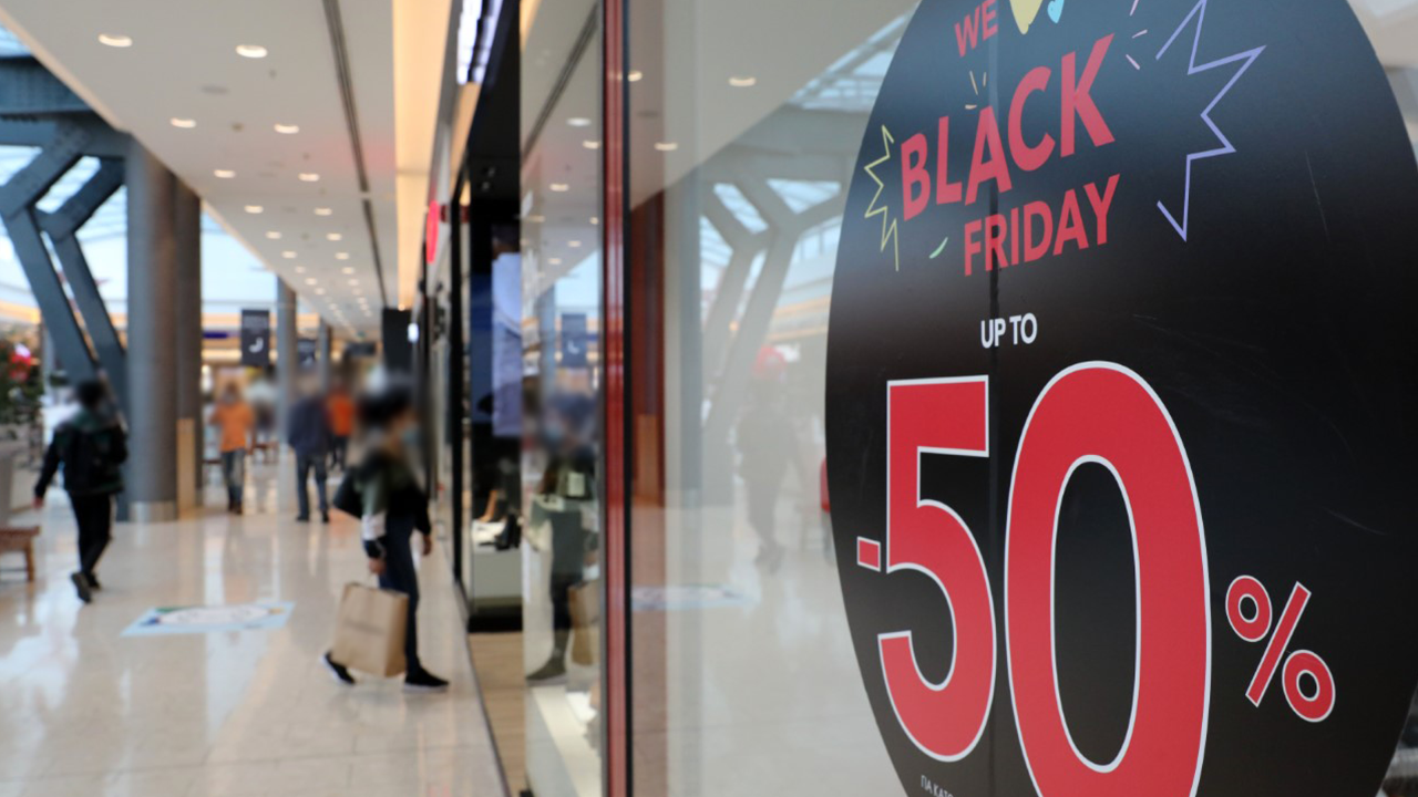 Θετική στον ιό, "έσπασε" την καραντίνα και βγήκε για .. Black Friday (ΒΙΝΤΕΟ)