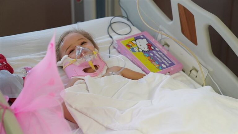 ΒΙΝΤΕΟ: Το "γειά" της μικρής Elif από το κρεβάτι του νοσοκομείου