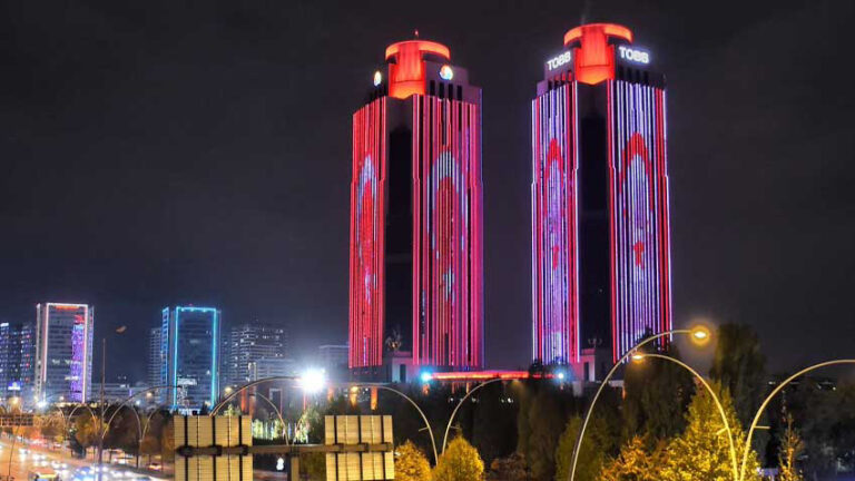 Φώτισαν με σημαίες τους ψευδοκράτους τους πύργους στην Τουρκία