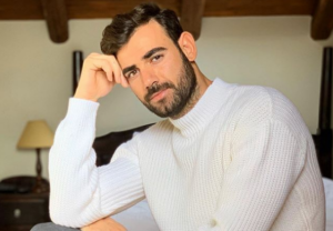 Ιδού ο κούκλος αδερφός του Νίκου Πολυδερόπουλου – Μας τον "συστήνει" πρώτη φορά