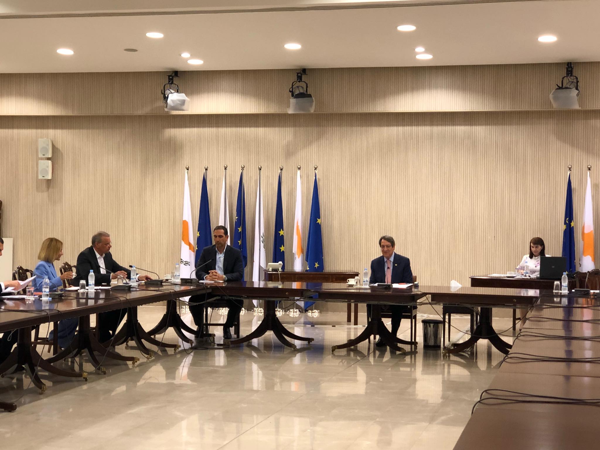 Στο Προεδρικό 4 Υπουργοί, σκέψεις για αναθεώρηση των αποφάσεων (ΒΙΝΤΕΟ)