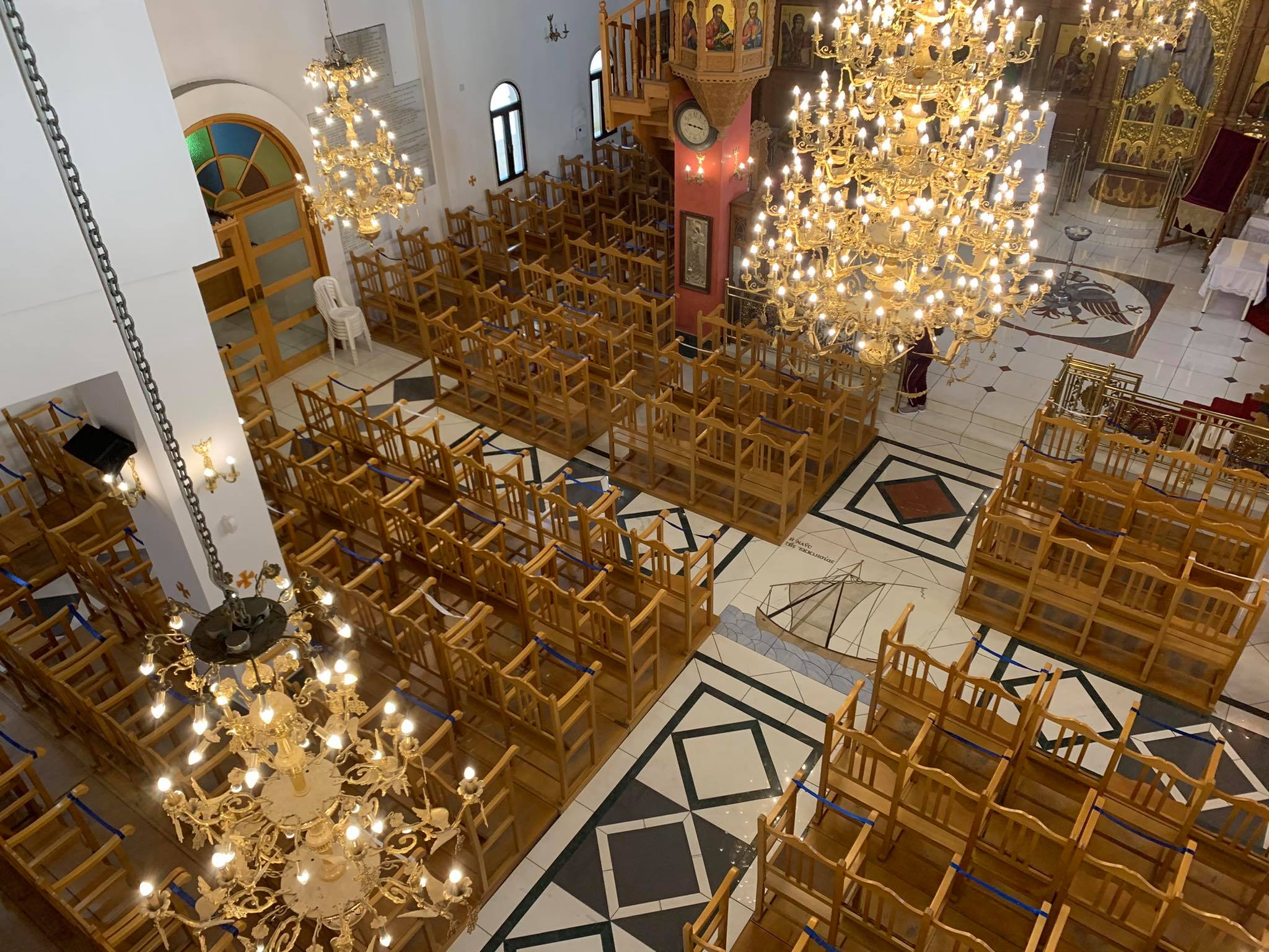 Εκκλησιασμός…από το προαύλιο με μάσκες και αποστάσεις (ΦΩΤΟ)