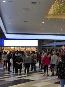 Ουρές καταναλωτών σε εμπορικά κέντρα και πολυκαταστήματα μετά τα νέα μέτρα