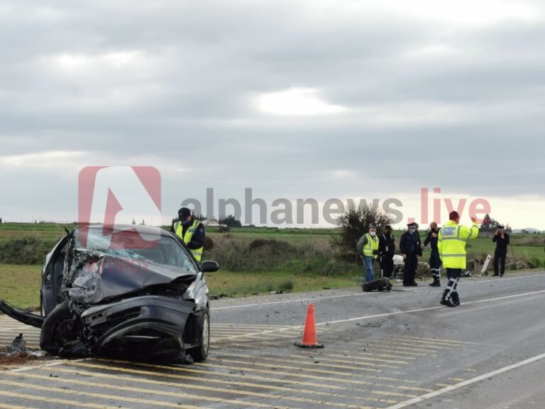 ΦΩΤΟ: Στο νοσοκομείο οι οδηγοί των δύο οχημάτων που συγκρούστηκαν μετωπικά