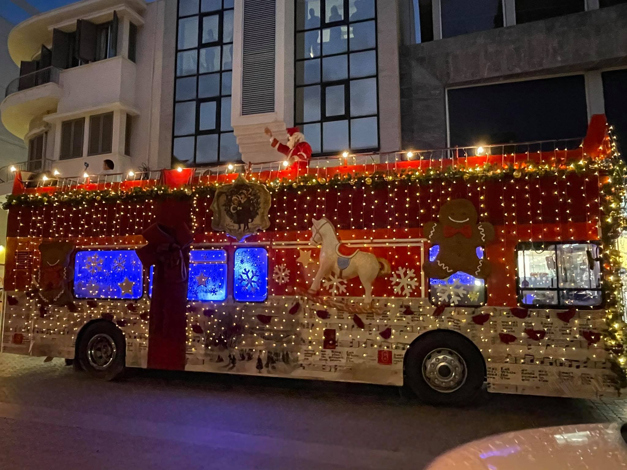 Λεμεσός: Άρχισε τις βόλτες του το Χριστουγεννιάτικο λεωφορείο (ΒΙΝΤΕΟ)