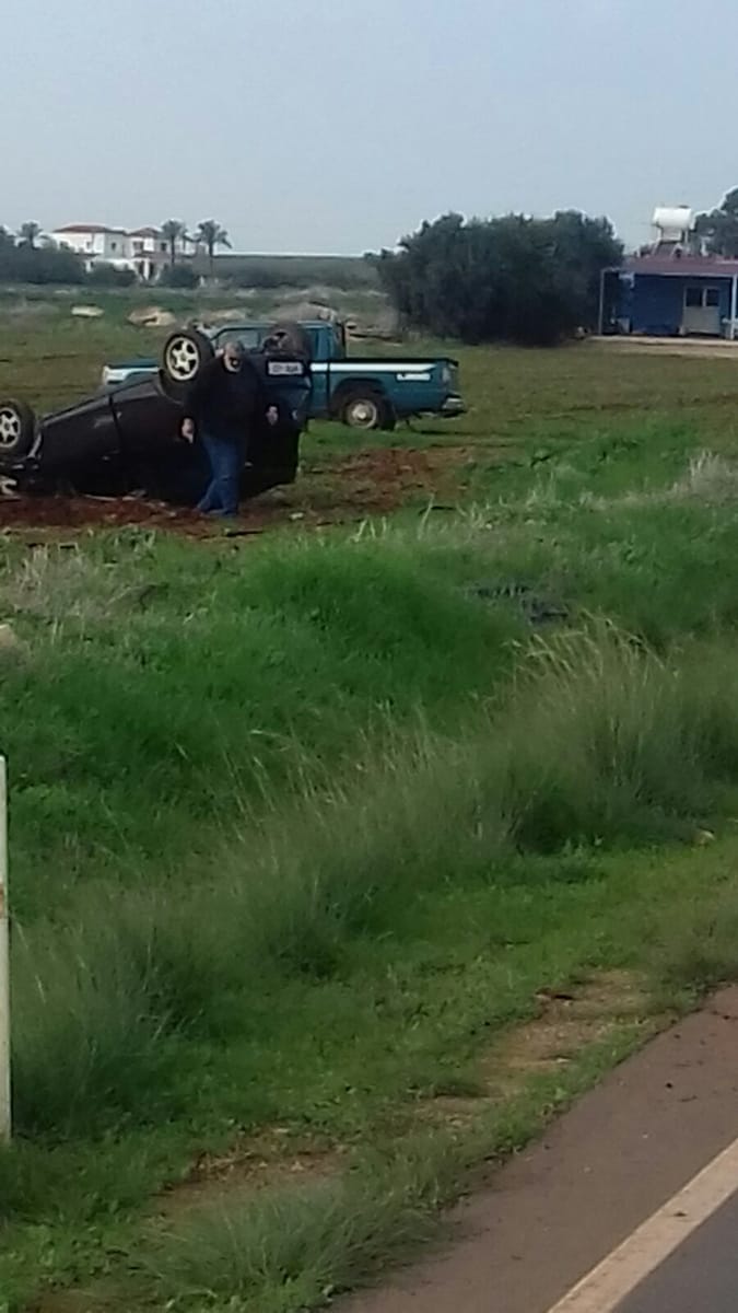 ΦΩΤΟ: Τροχαίο ατύχημα στο Λιοπέτρι, στο νοσοκομείο η οδηγός