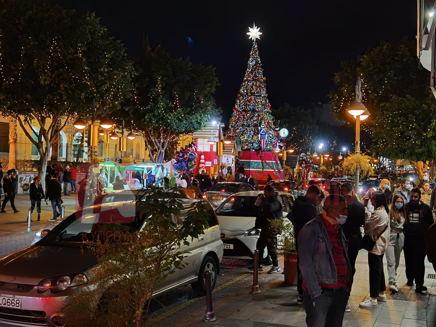 Κοσμοσυρροή στα καταστήματα μια ανάσα πριν από τα Χριστούγεννα (ΦΩΤΟ)