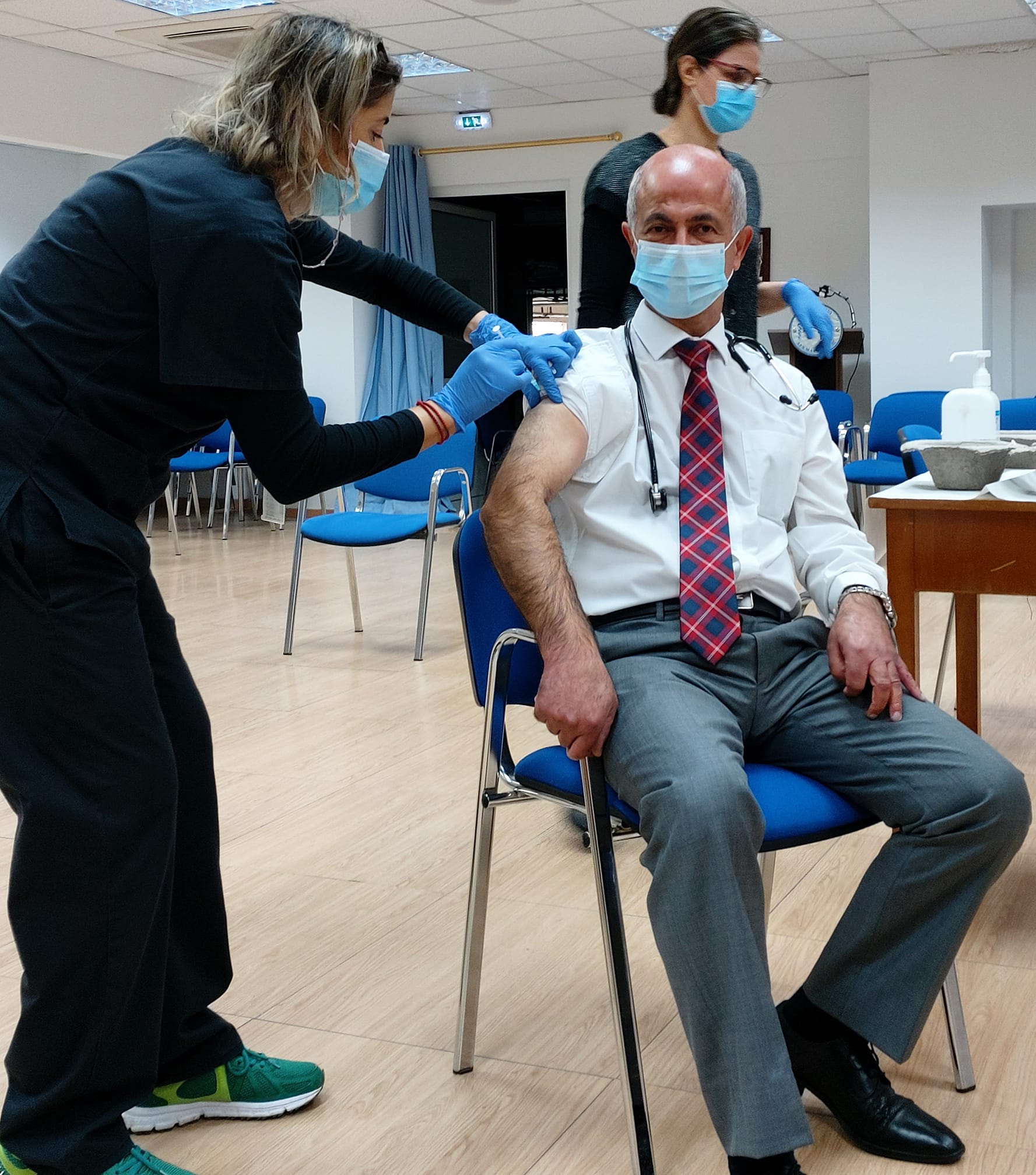 Έλαβε το εμβόλιο ο Δρ. Αβραάμ Ηλία και στέλνει μήνυμα αισιοδοξίας (ΦΩΤΟ)