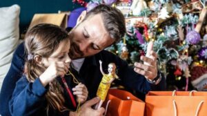 Τα παιχνίδια του Νεκτάριου Αλεξάνδρου με την κορούλα του ως… ξωτικό (ΦΩΤΟ)