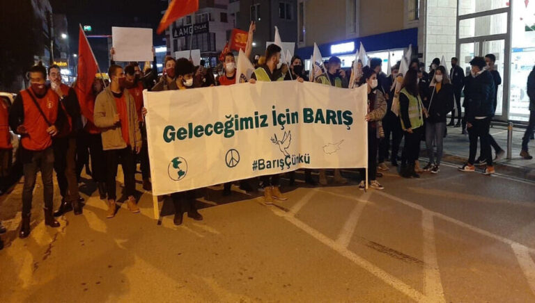 Πορεία εκατοντάδων νέων Τ/κ στην κατεχόμενη Λευκωσία για την ειρήνη