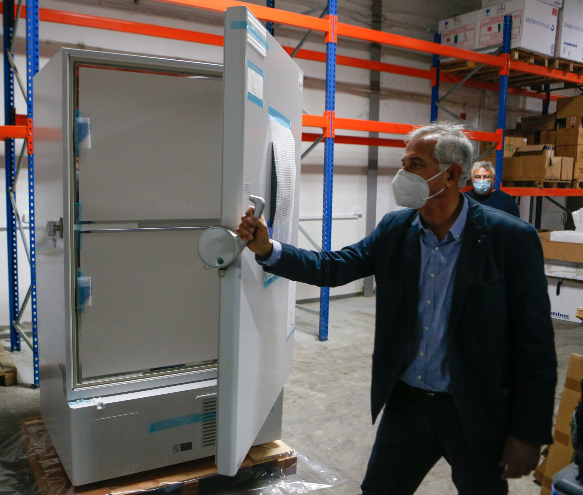 ΦΩΤΟ: Έτοιμα να φυλάξουν μέχρι και 260,000 δόσεις εμβολίου τα δύο ειδικά ψυγεία