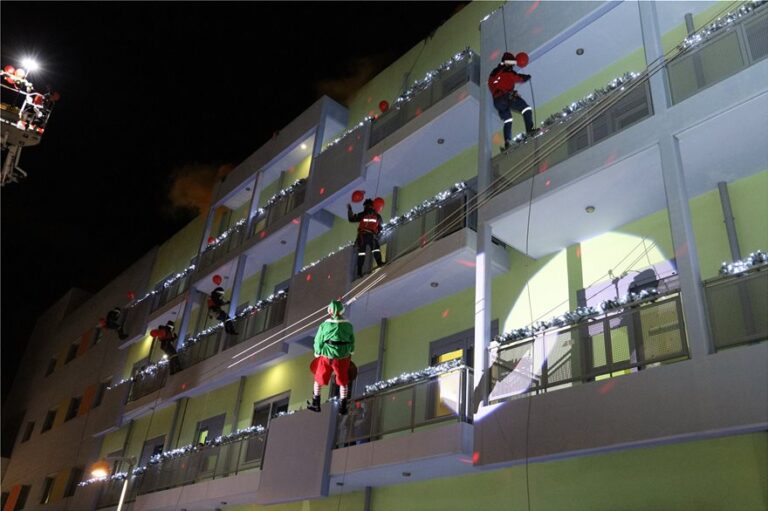 ΦΩΤΟ: Πυροσβέστες ντύθηκαν Αγιοβασίληδες και μοίρασαν δώρα στους μικρούς ήρωες