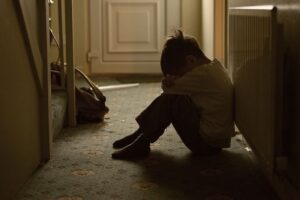 Ήταν στη δουλειά η 35χρονη που συνελήφθη γιατί άφησε μόνα τα ανήλικα παιδιά της