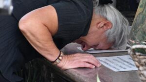 “Ένα έγκλημα, απάτη και συγκάλυψη – Θα βγάλω το παιδί μου από το χώμα" (ΒΙΝΤΕΟ)