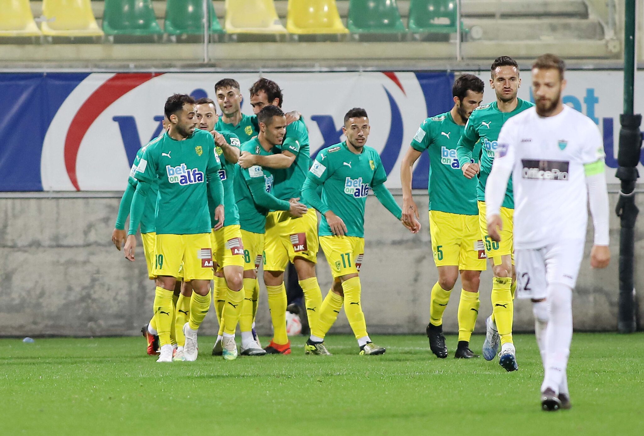 «Κόλλησε» τις νίκες με… τεσσάρα στον Ολυμπιακό η ΑΕΚ (ΒΙΝΤΕΟ)