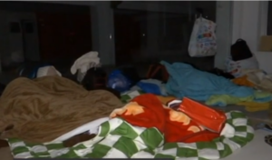 Αιτητές ασύλου στοιβάζουν κούτες για να κοιμηθούν μέσα στο κρύο (ΒΙΝΤΕΟ)