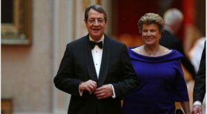 Κάνουν γιορτές μόνοι στο σπίτι και δίνουν το καλό παράδειγμα (ΒΙΝΤΕΟ)