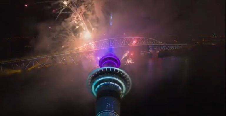 ΒΙΝΤΕΟ: Με εορτασμούς και χωρίς μέτρα υποδέχθηκε το 2021 η Νέα Ζηλανδία