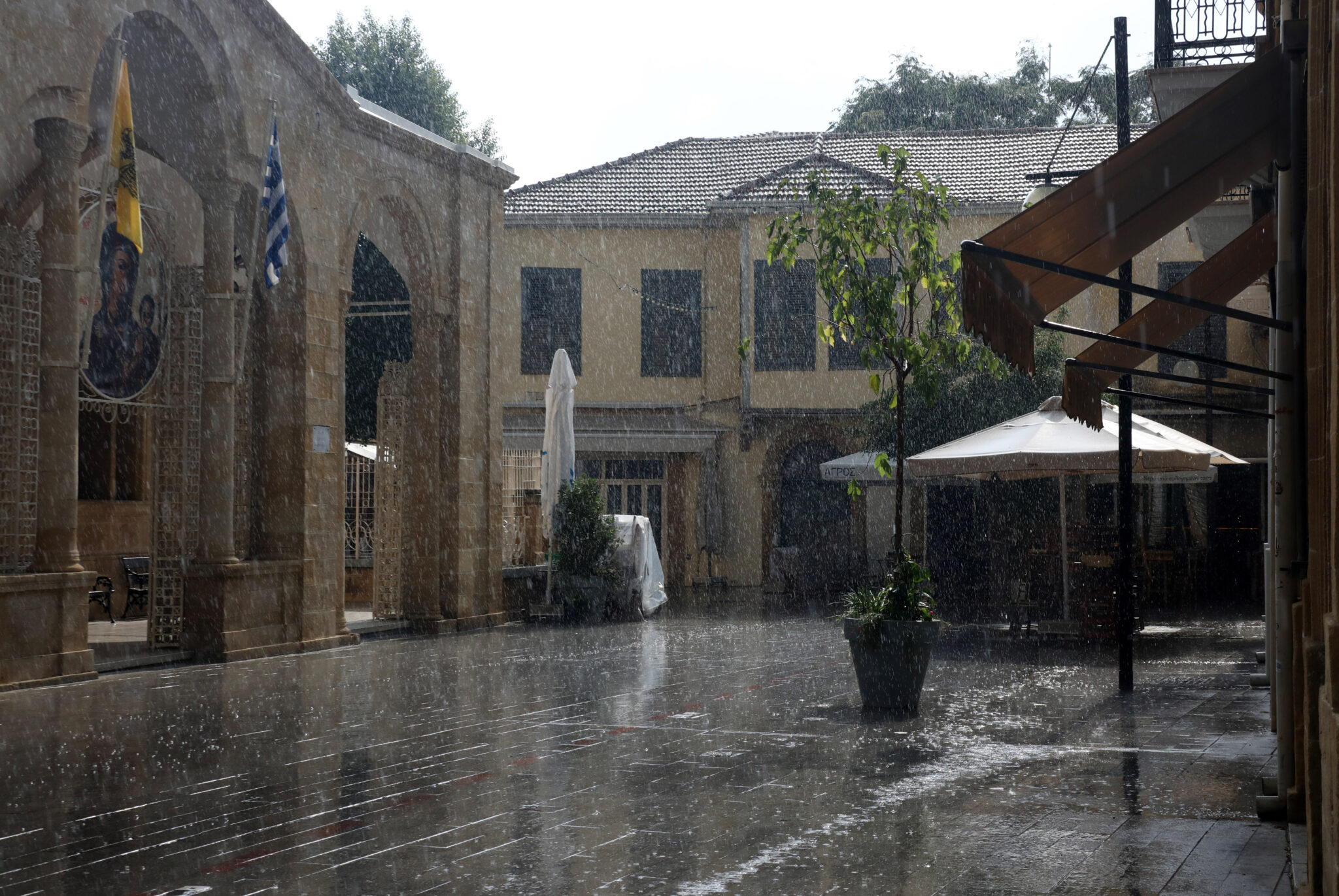 Με βροχές και πτώση θερμοκρασίας θα «κυλήσει» το Σαββατοκύριακο