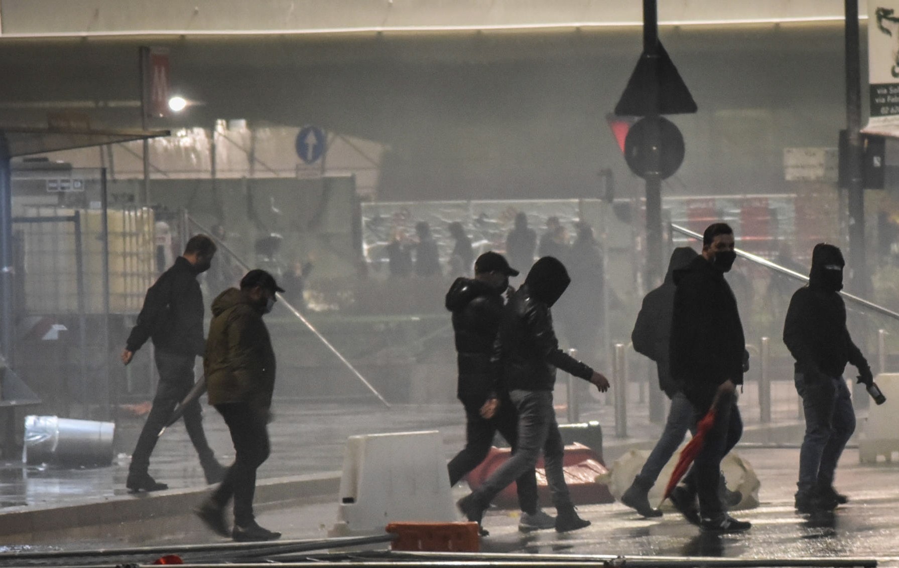 Mε κουκούλες και ρόπαλα "έλυσαν" τις διαφορές τους για τον προϋπολογισμό (VID)