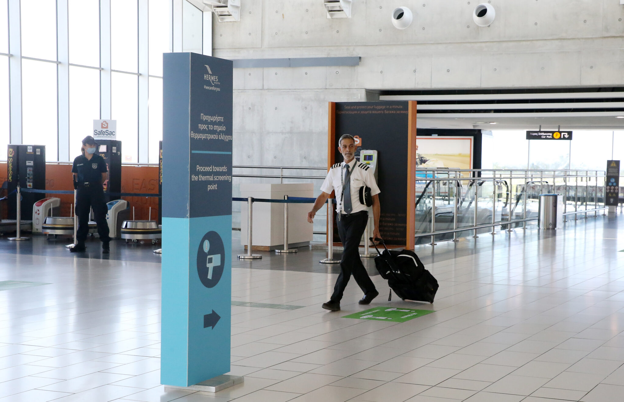 Η πανδημία «ισοπέδωσε» τα τουριστικά έσοδα