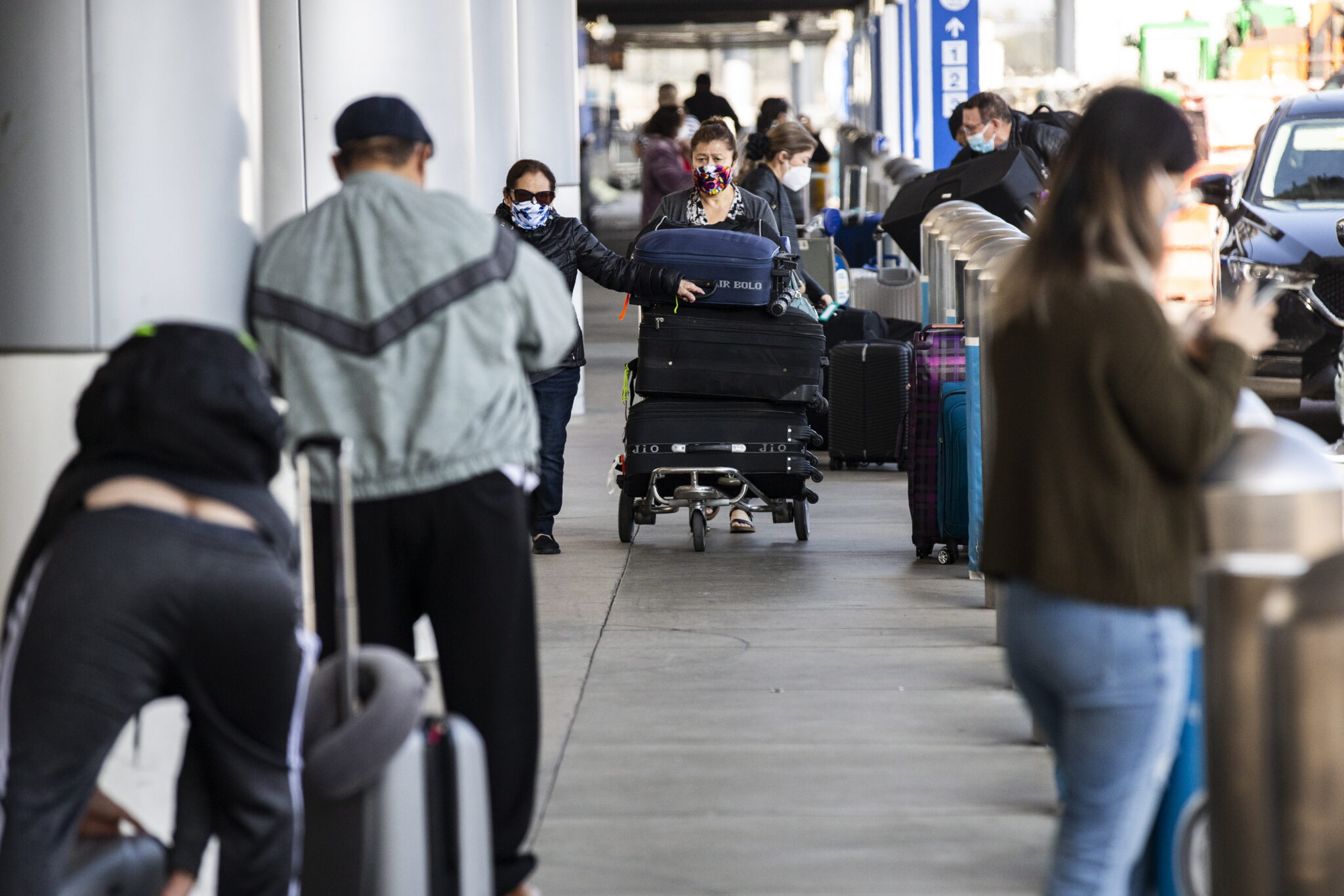 «Σαρώνει» τον πλανήτη ο κορωνοϊός με σχεδόν μισό εκατομμύριο νέα κρούσματα