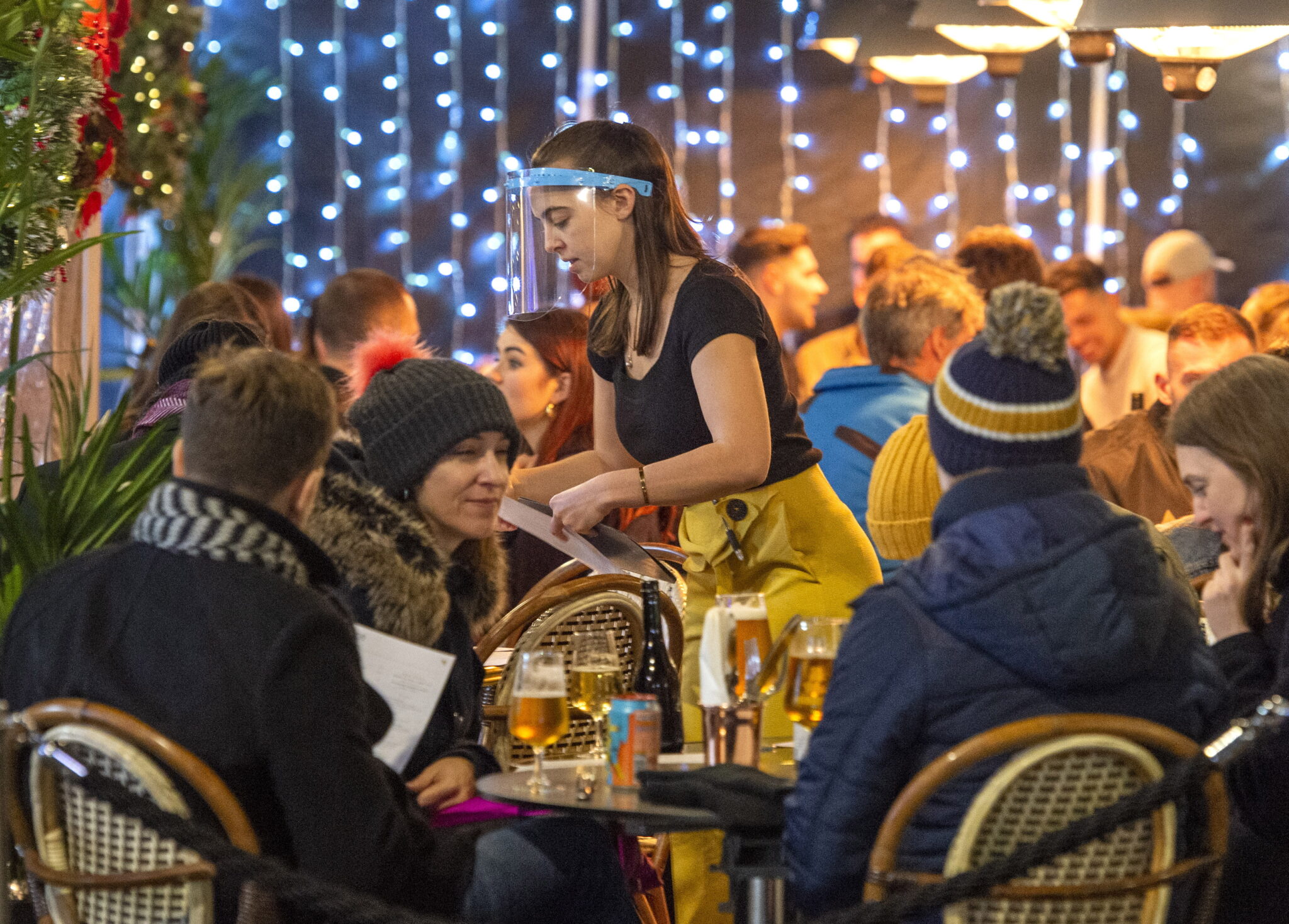 Βρετανία: Προς αυστηρότερα μέτρα μετά την επιβεβαίωση νέου στελέχους της COVID19