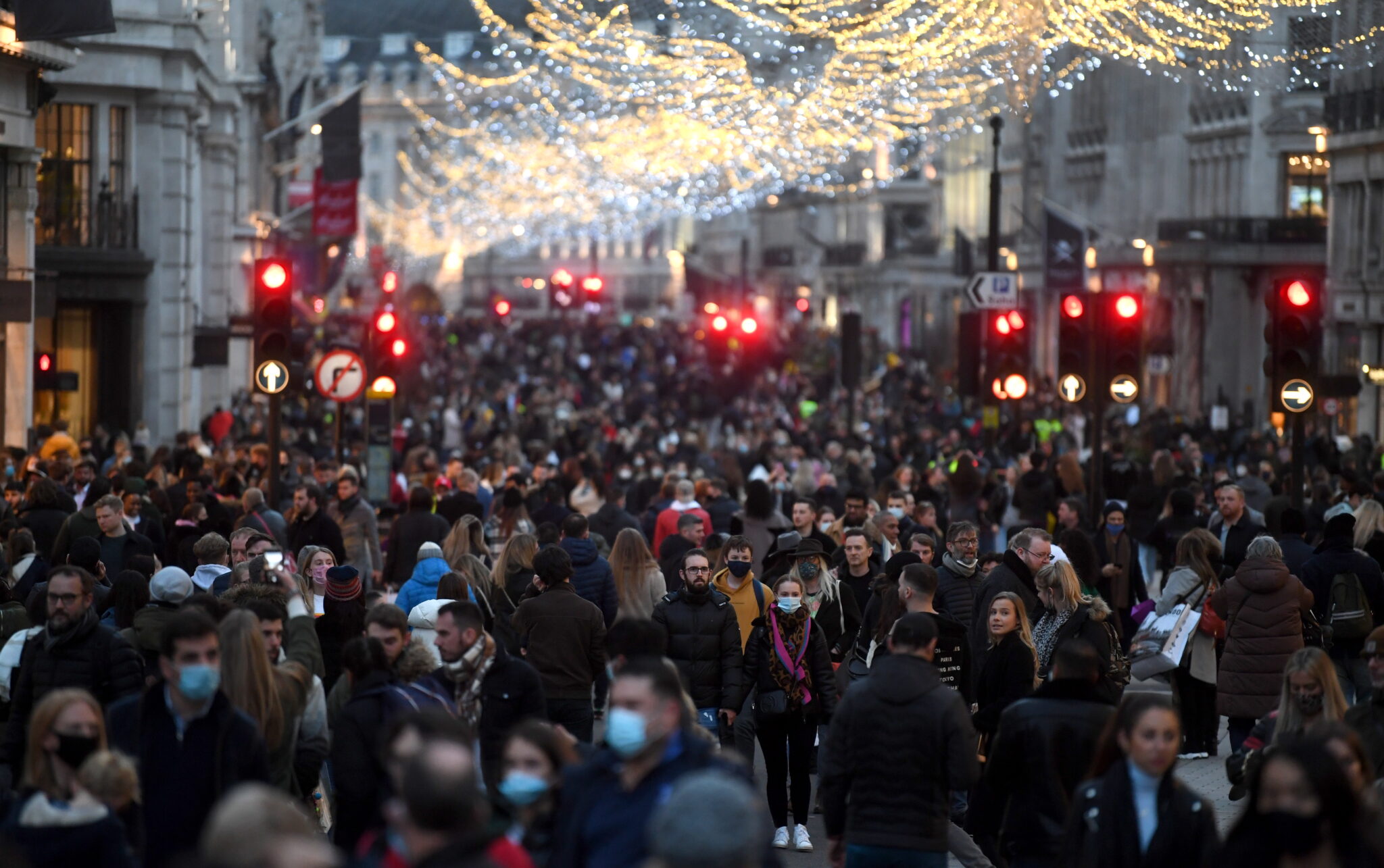 Οι εικόνες συνωστισμού «οδηγούν» το Λονδίνο σε αυστηρότερα μέτρα