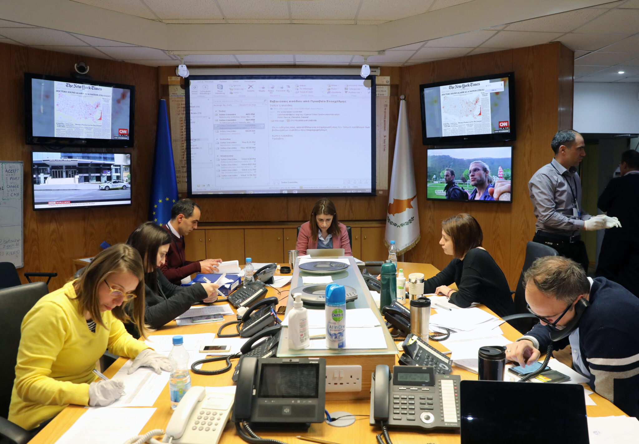 Οι υπεύθυνοι πολίτες αρχίζουν να συμβάλλουν στην επιτήρηση των μέτρων