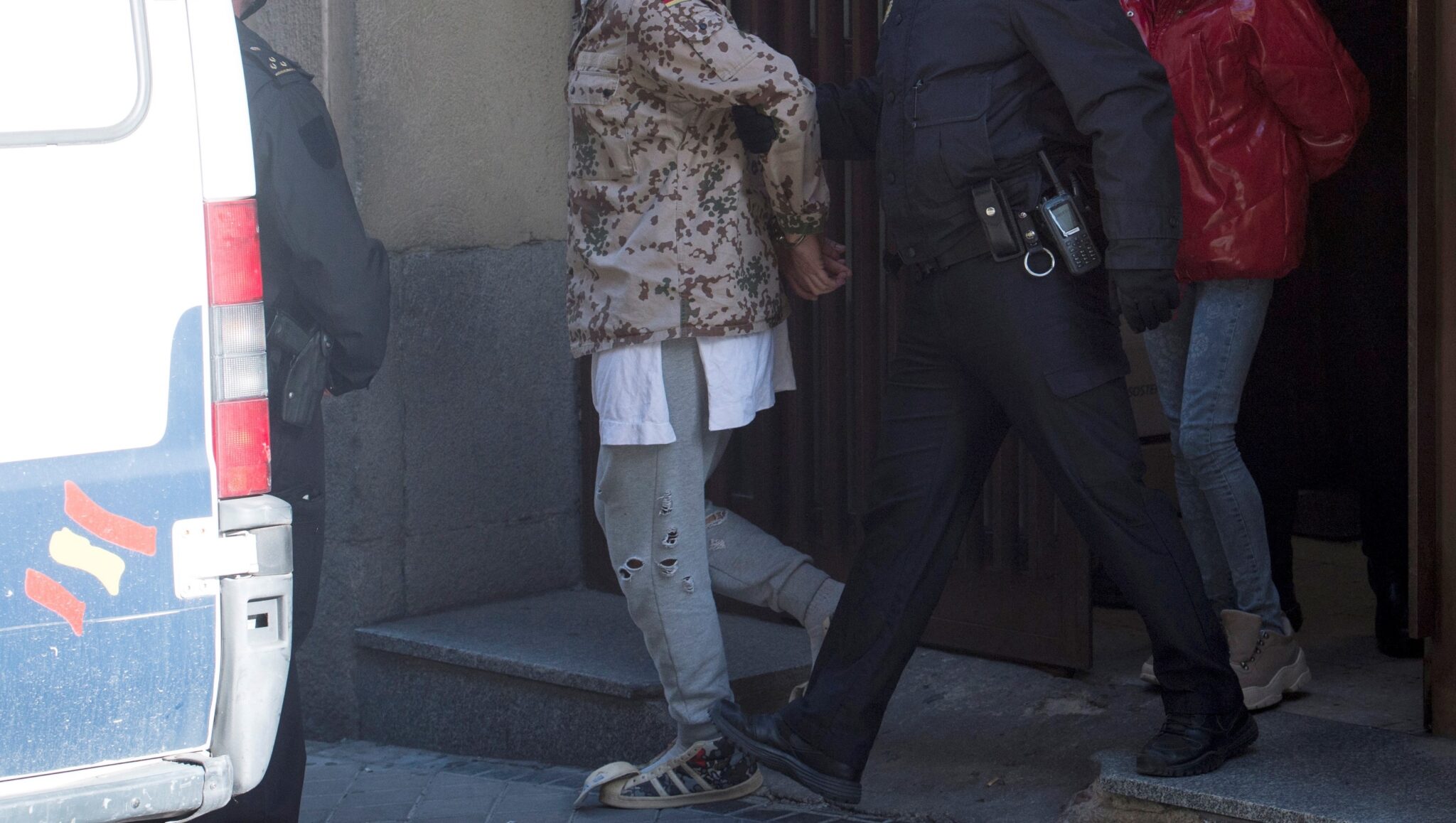 Xειροπέδες σε μητέρα και γιο που μετέτρεψαν το σπίτι τους σε "αποθήκη" ουσιών