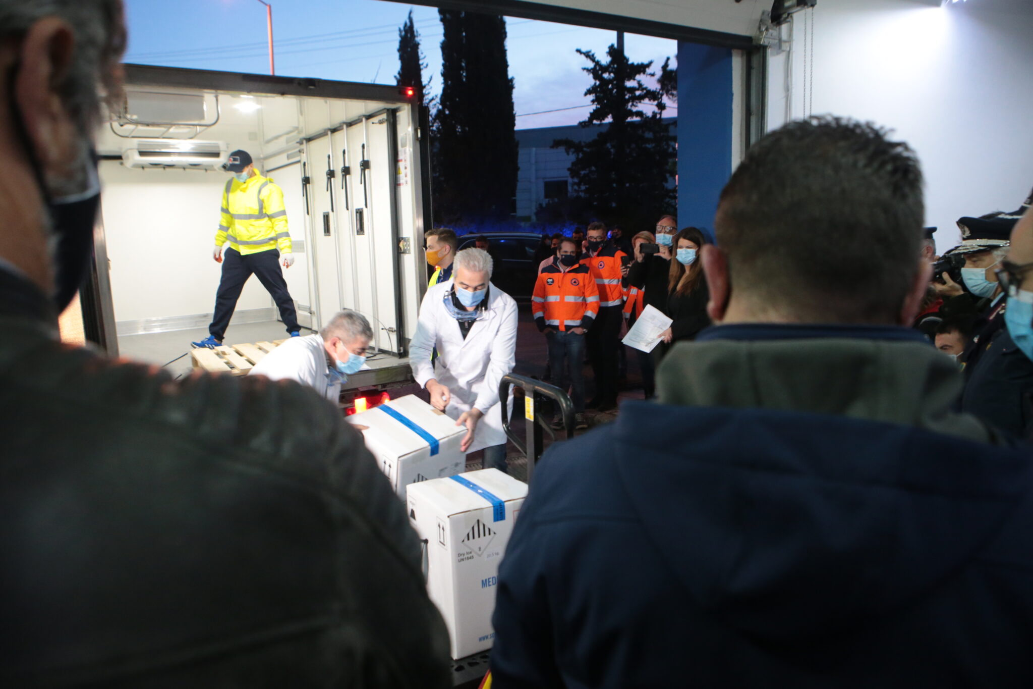 Στην Αθήνα 9.750 δόσεις του εμβολίου της Pfizer (ΦΩΤΟ)