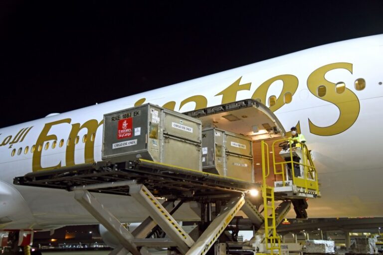 Η Emirates SkyCargo μεταφέρει την πρώτη παρτίδα εμβολίων Pfizer-BioNTech
