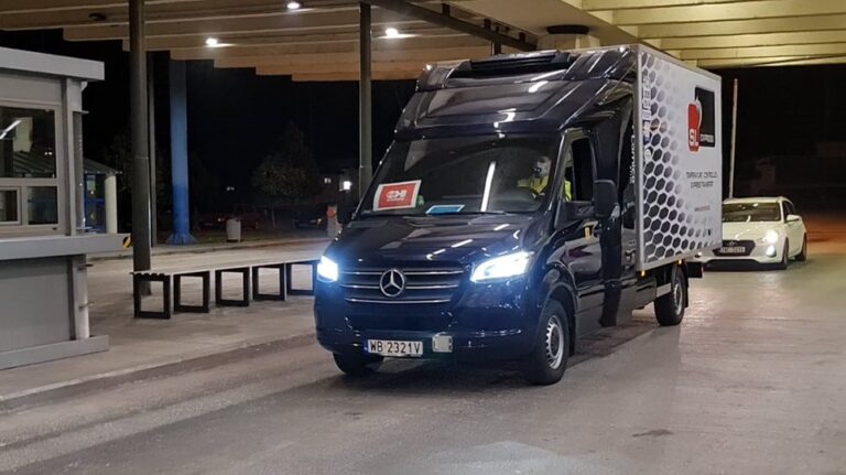 Έφτασαν στην Ελλάδα τα πρώτα εμβόλια των Pfizer/Biontech από τον Προμαχώνα