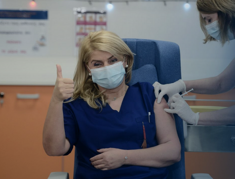 Η νοσηλεύτρια ΜΕΘ Ευσταθία, η πρώτη που εμβολιάστηκε στην Ελλάδα