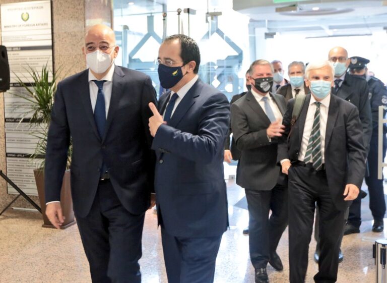 Οι προκαταβολικές… ευχές Δένδια σε Χριστοδουλίδη για την διπλή γιορτή του