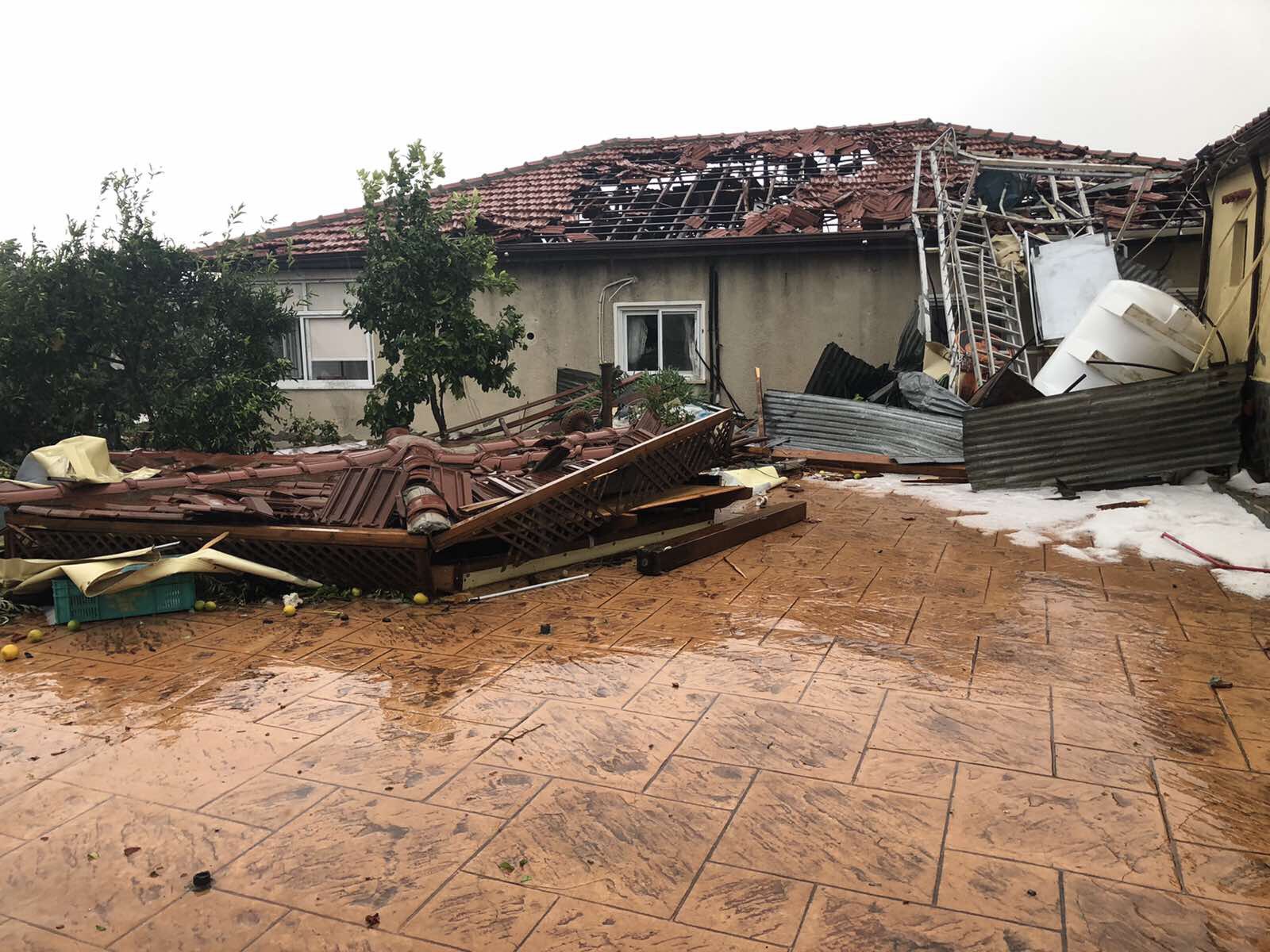 Ο "Γολγοθάς" της επόμενης ημέρας του καταστροφικού ανεμοστροβιλου στο Νικητάρι