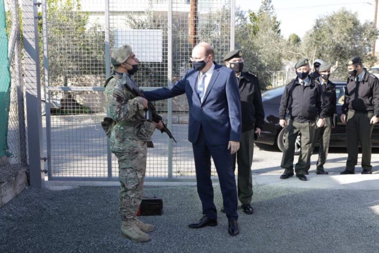 Επίσκεψη ΥΠΑΜ και Αρχηγού ΕΦ σε στρατόπεδο ανήμερα των Χριστουγέννων