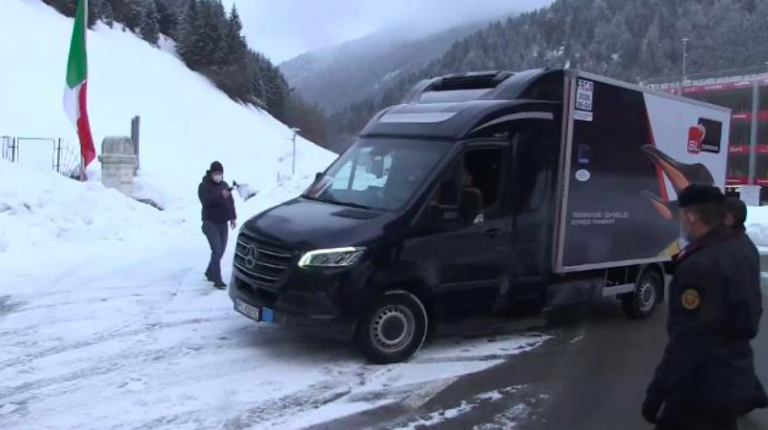 Έφτασαν τα εμβόλια κατά του κορωνοϊού και στη Ρώμη (ΦΩΤΟ)