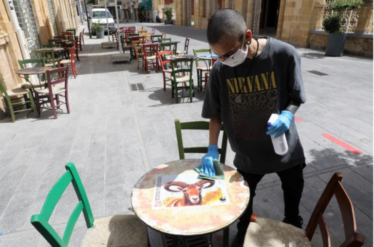 Αντί για take away τους άφησε να κάτσουν και τους σέρβιραν