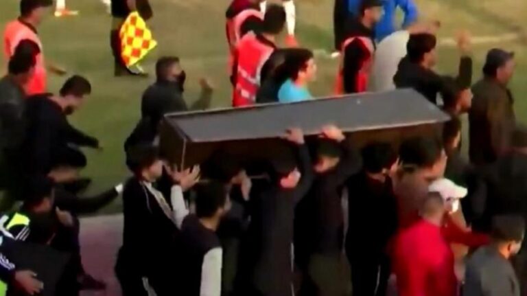 Μπήκαν με φέρετρο στο γήπεδο εν ώρα αγώνα (BINTEO)