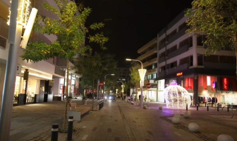 ΒΙΝΤΕΟ: Η πρωτεύουσα «έβαλε» τα γιορτινά της και στέλνει μήνυμα ελπίδας