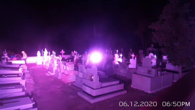 ΒΙΝΤΕΟ&ΦΩΤΟ: Έστησαν πάρτι με φωτορυθμικά και μουσική μέσα στα μνήματα