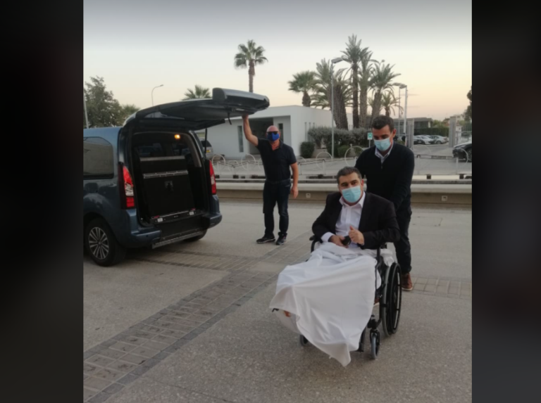 ΦΩΤΟ: Με αμαξίδιο στο ΦΙΛΟΞΕΝΙΑ για την ψηφοφορία του Προϋπολογισμού ο Κέττηρος