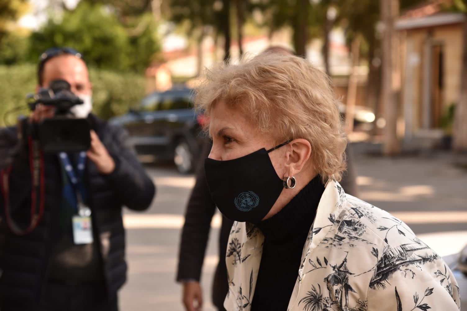 Με πανό υπέρ της ομοσπονδίας υποδέχτηκαν την Λουτ στα κατεχόμενα