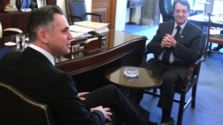 Πρόεδρος Αναστασιάδης, Νικόλας Παπαδόπουλος: Το γυαλί έγινε κομμάτια