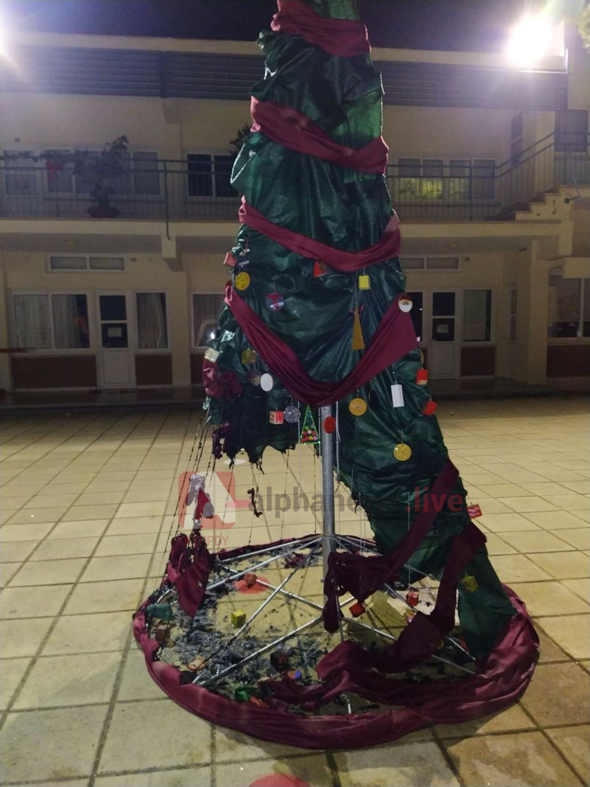 ΦΩΤΟ: Φωτιά σε χριστουγεννιάτικο δέντρο και βανδαλισμοί σε σχολείο στο Αυγόρου