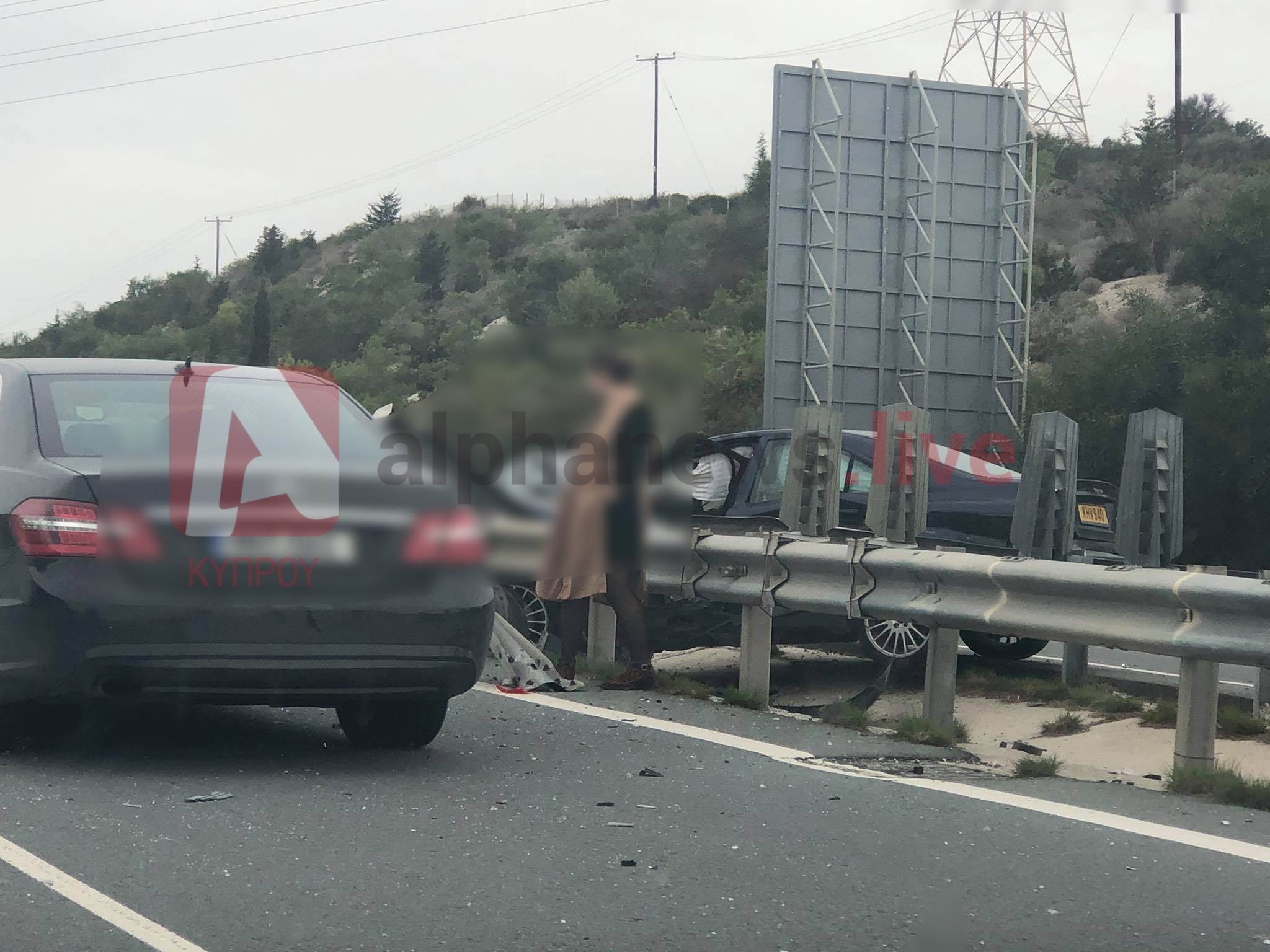 ΦΩΤΟ: Όχημα προσέκρουσε σε κυγκλιδώματα στον αυτο/δρομο Λευκωσίας-Λεμεσού